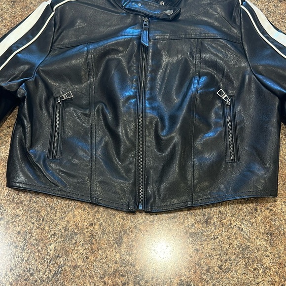 Love Tree Faux Leather Jacket Size Large Black/White Contrast Stripe Cropped - Picture 9 of 15